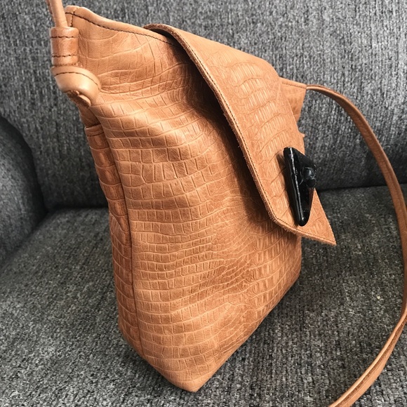 Tom Thomas tan leather embossed asymmetrical crossbody purse - Picture 5 of 15